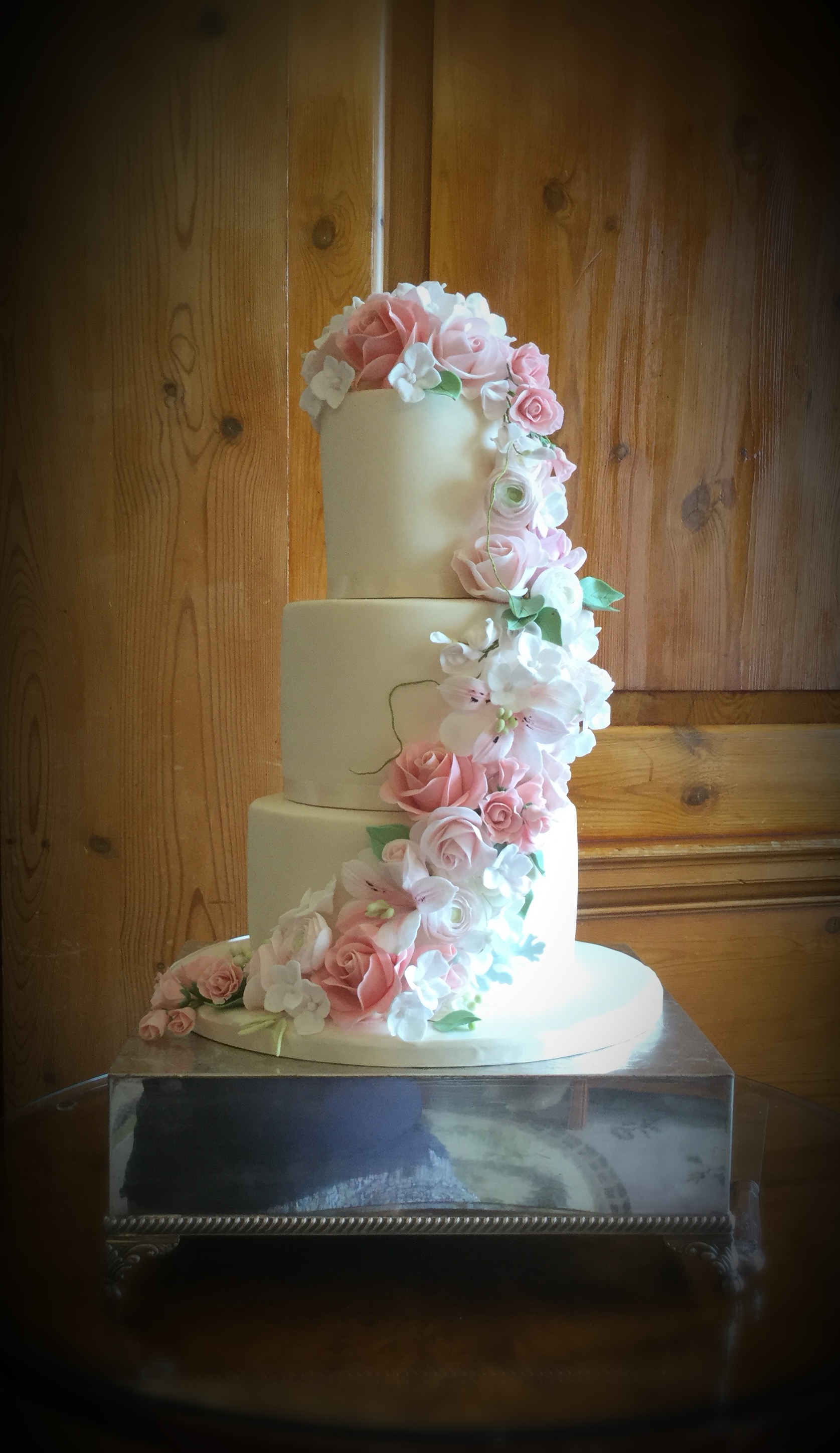 Elegant bakes by Elizabeth | Wedding cakes | Bridebook